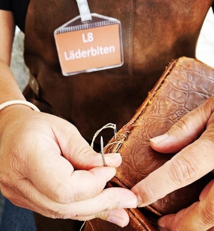 Handsydd reparation av en läderväska i skomakeriet L8 Läderbiten i Hudiksvall.